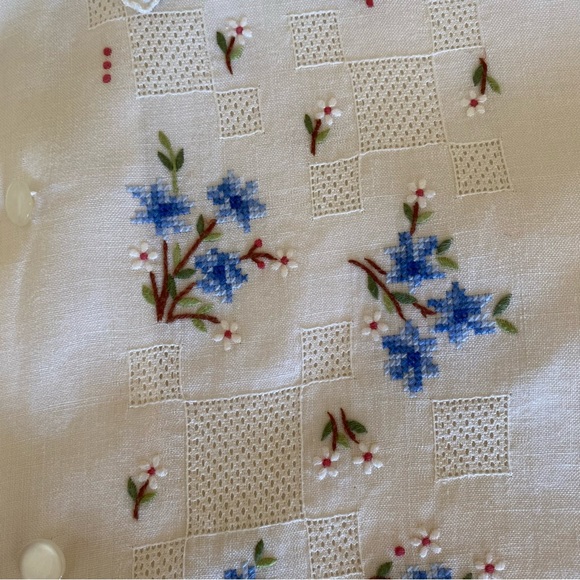 Vintage XS/S ivory/blue hand embroidered and cross-stitched short sleeve blouse - Picture 6 of 9